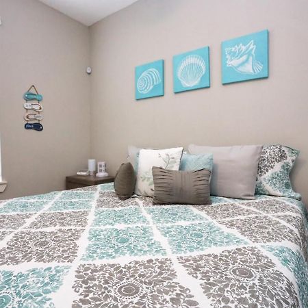 Hidden Hideaway! Bungalow 2 Blocks From The Beach! Sleeps 3 Galveston Exterior foto