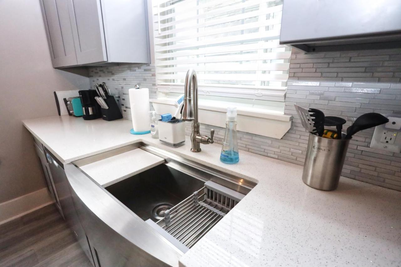 Hidden Hideaway! Bungalow 2 Blocks From The Beach! Sleeps 3 Galveston Exterior foto