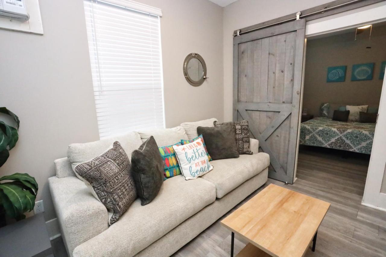 Hidden Hideaway! Bungalow 2 Blocks From The Beach! Sleeps 3 Galveston Exterior foto