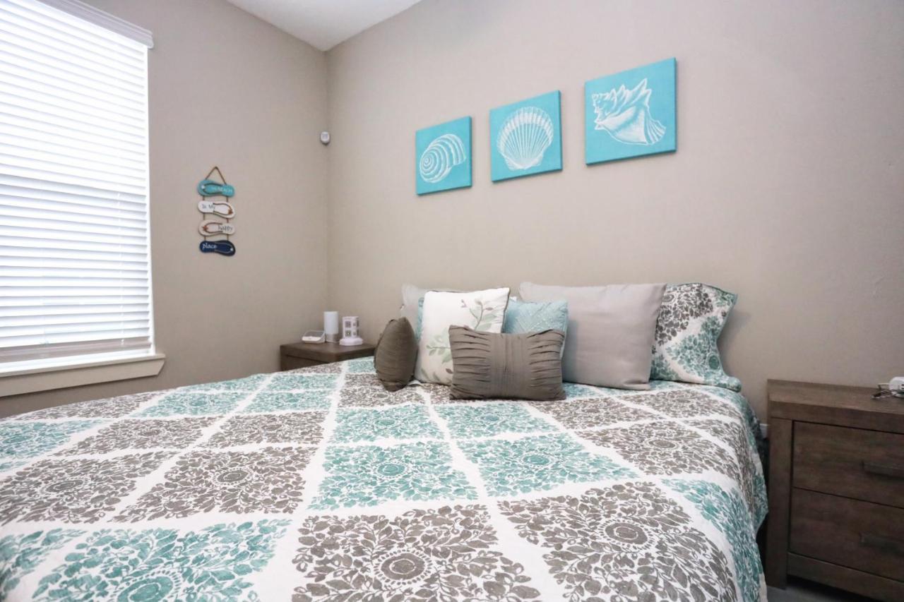Hidden Hideaway! Bungalow 2 Blocks From The Beach! Sleeps 3 Galveston Exterior foto