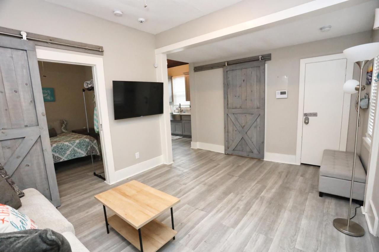 Hidden Hideaway! Bungalow 2 Blocks From The Beach! Sleeps 3 Galveston Exterior foto