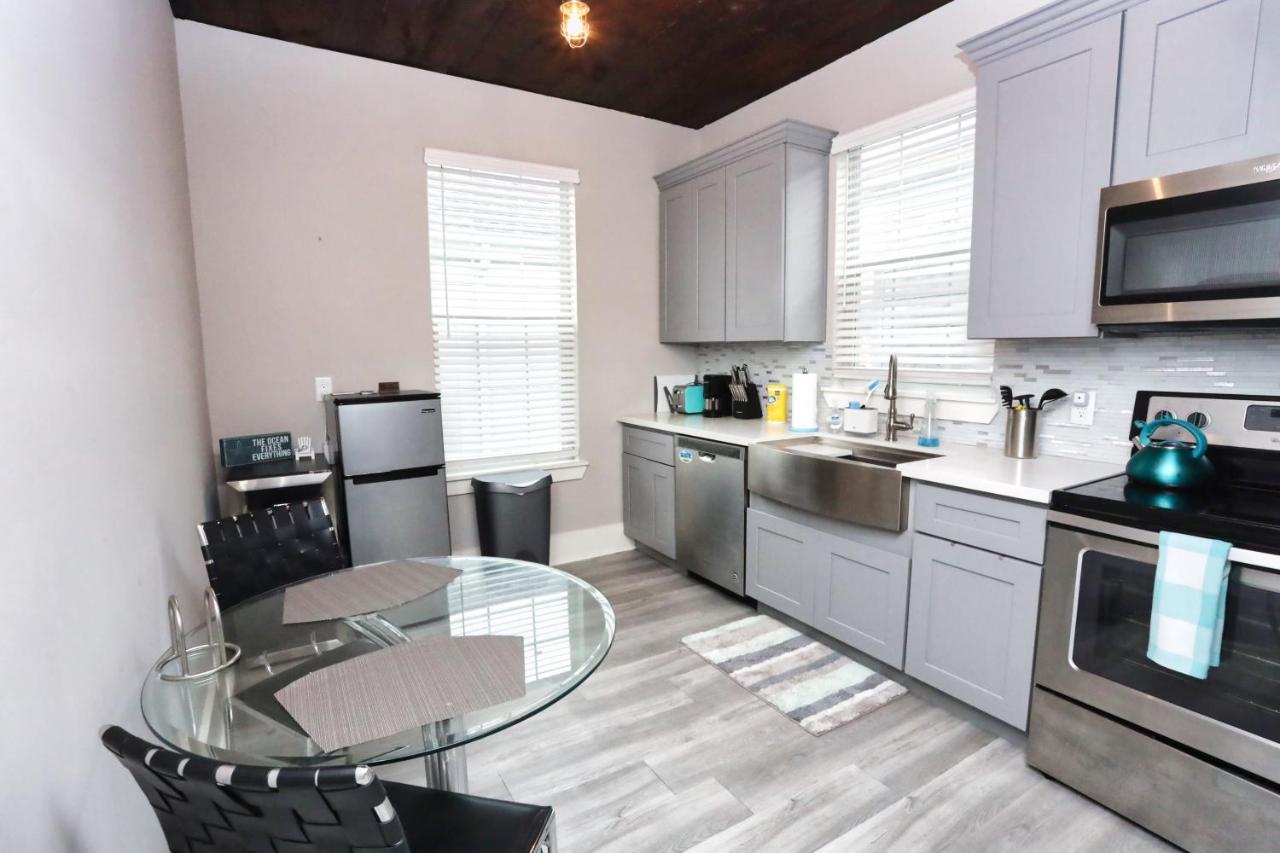 Hidden Hideaway! Bungalow 2 Blocks From The Beach! Sleeps 3 Galveston Exterior foto