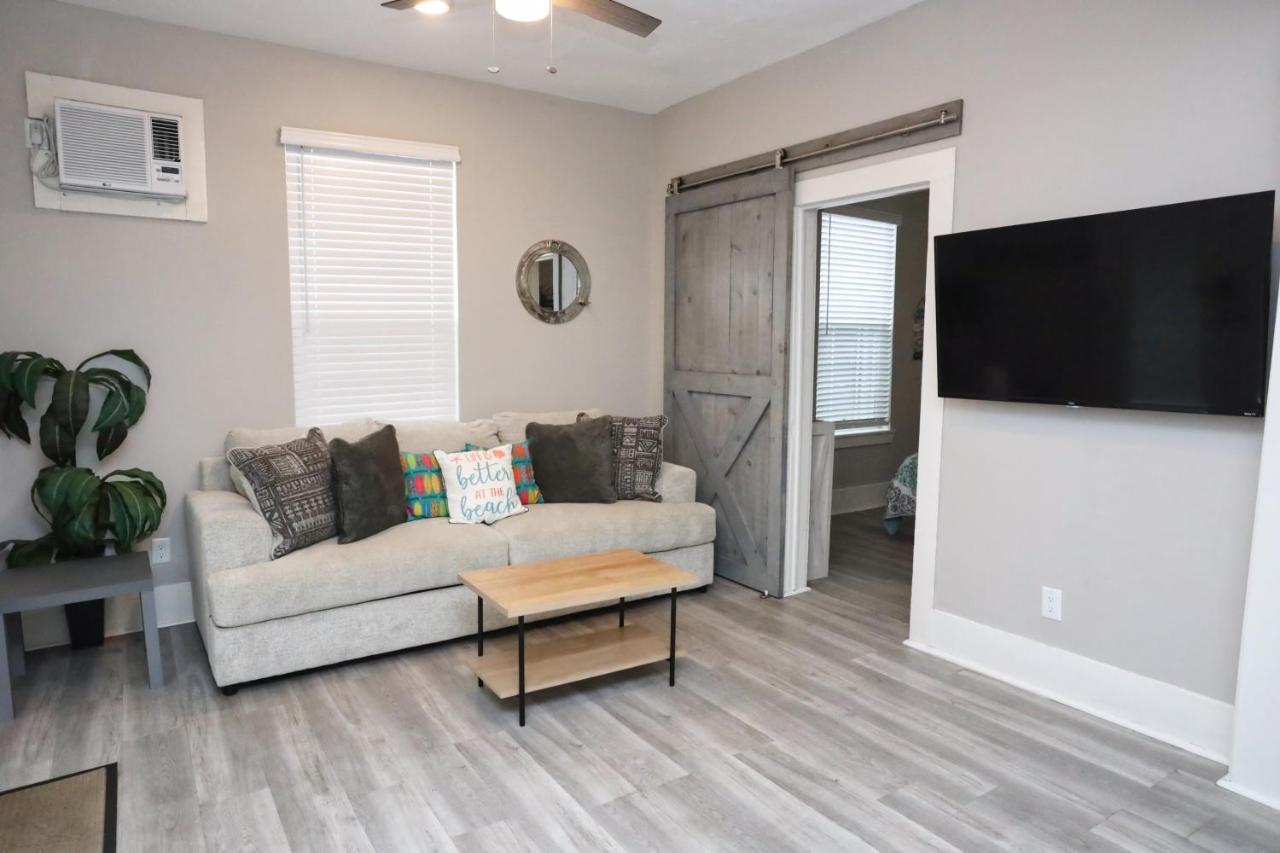 Hidden Hideaway! Bungalow 2 Blocks From The Beach! Sleeps 3 Galveston Exterior foto