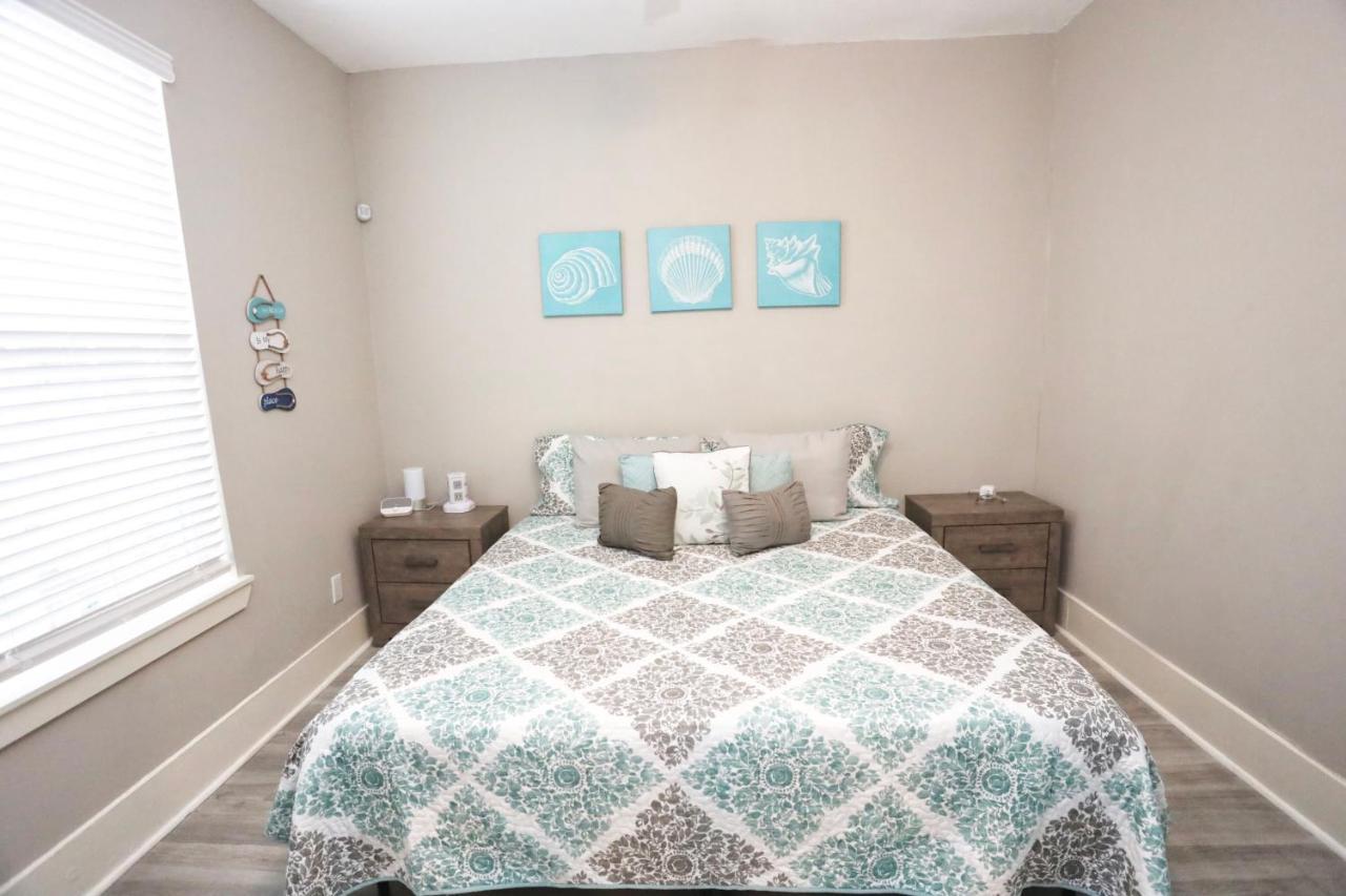 Hidden Hideaway! Bungalow 2 Blocks From The Beach! Sleeps 3 Galveston Exterior foto