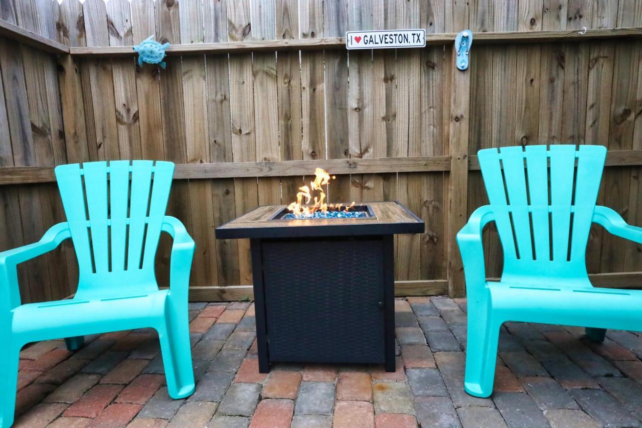 Hidden Hideaway! Bungalow 2 Blocks From The Beach! Sleeps 3 Galveston Exterior foto
