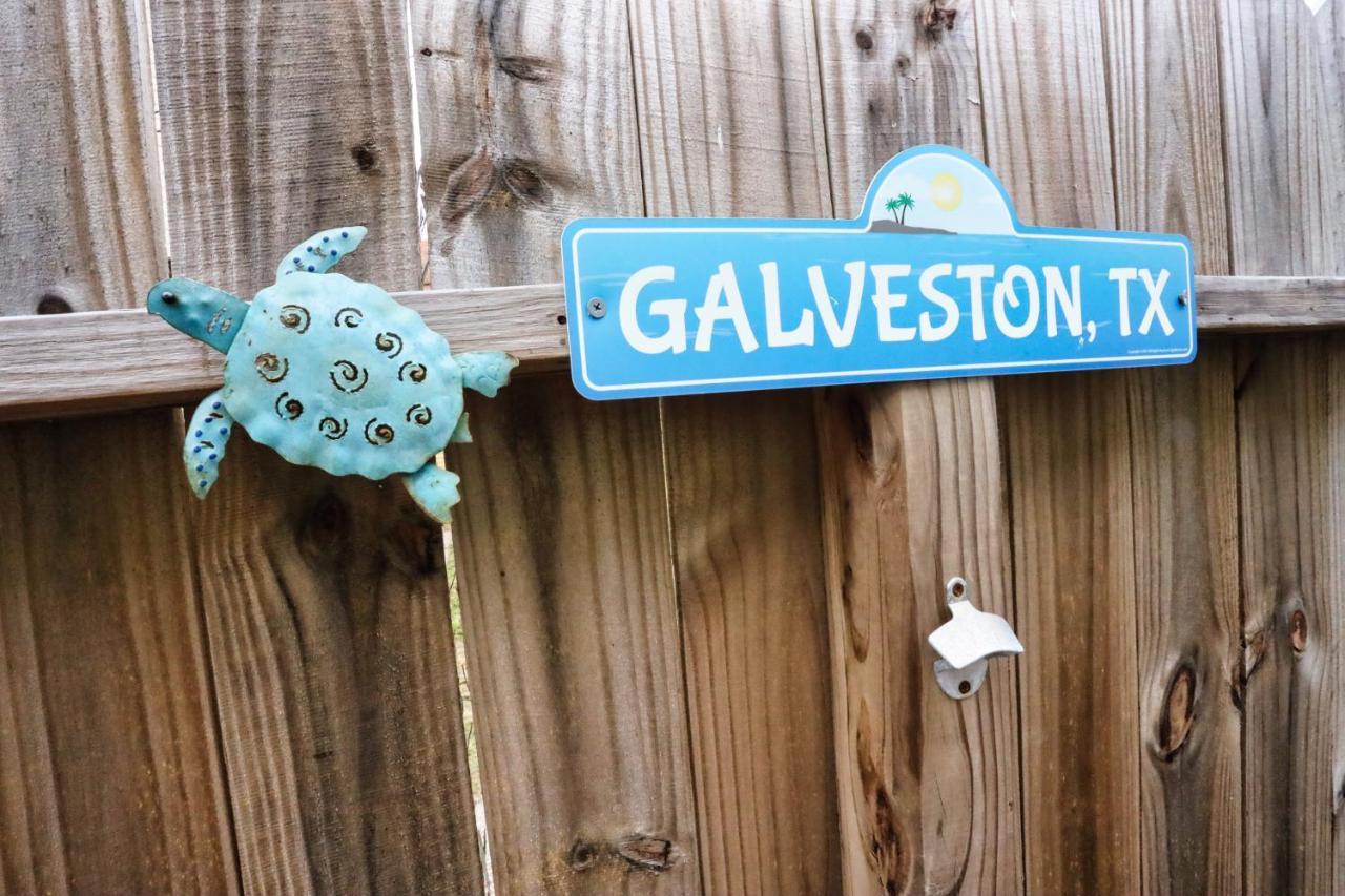 Hidden Hideaway! Bungalow 2 Blocks From The Beach! Sleeps 3 Galveston Exterior foto